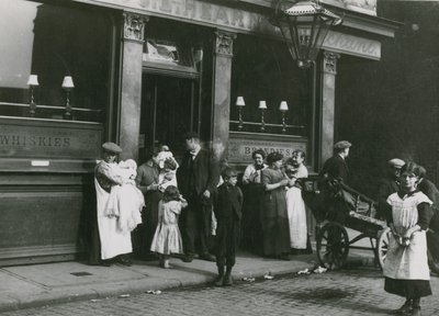 Männer, Frauen und Kinder vor einer Londoner Taverne von English Photographer